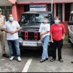 सार्वजनिक मार्ग पर वाहन महेन्द्र थार को तेजी व लापरवाही से चलाते हुए हुडदंग करने वाले 1 युवक व 2 युवितियों को पुलिस ने लिया हिरासत में