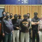 शराबियों की बारात लेकर फिर थाने पहुँची दून पुलिस, सार्वजनिक स्थान पर शराब पीने वाले 17 व्यक्तियों को पुलिस ने लिया हिरासत में