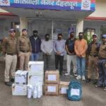 अवैध शराब की तस्करी का दून पुलिस ने किया भंडाफोड़, *अवैध शराब की तस्करी में लिप्त 5 अभियुक्तों को पुलिस ने किया गिरफ्तार,  नकली होलोग्राम व स्टिकर लगी 7 पेटी से अधिक अग्रेंजी शराब हुई बरामद